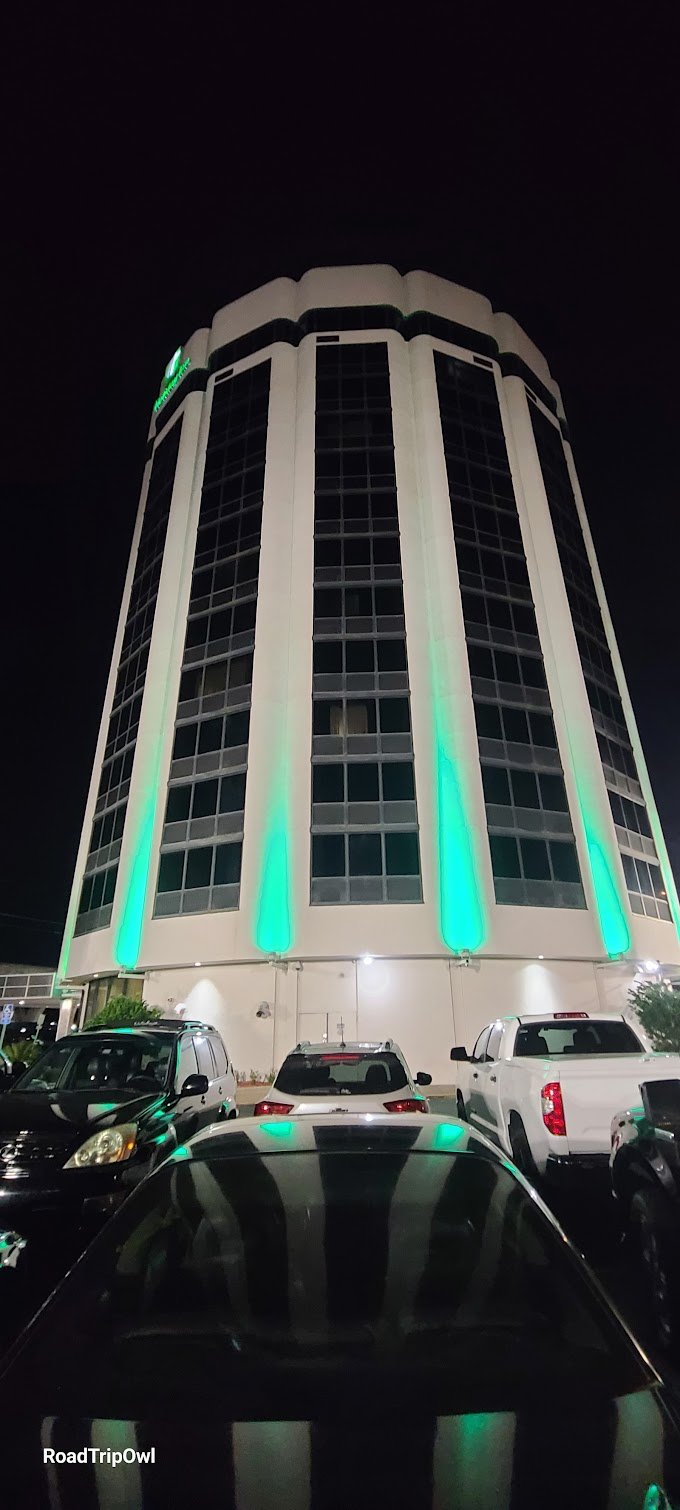 Holiday inn Gretna la blue green lights on circle hotel