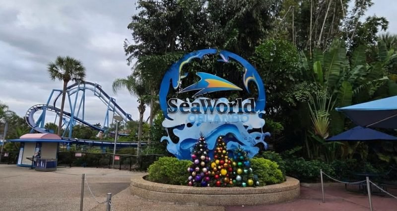 seaworld orlando sign at christmas